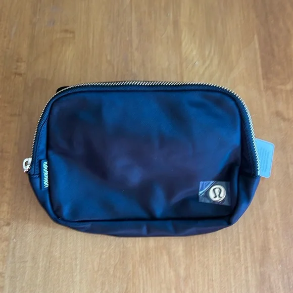 Everywhere Belt Bag *Metal Hardware - Picture 1 of 3